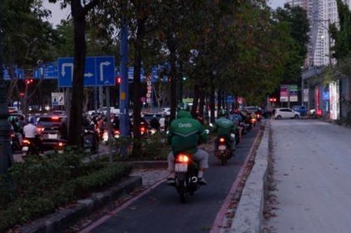 Xe máy vẫn 'vô tư' chạy vào làn đường dành riêng cho xe đạp trên đường Mai Chí Thọ