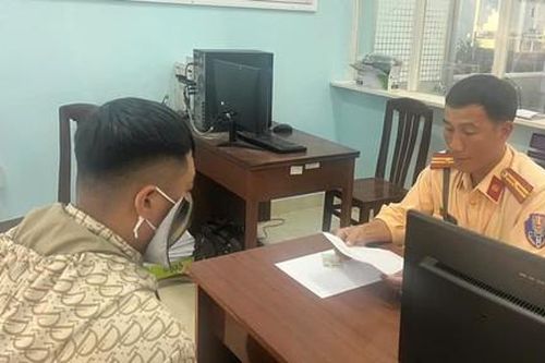 Phạt tài xế vừa lái ô tô vừa bấm điện thoại