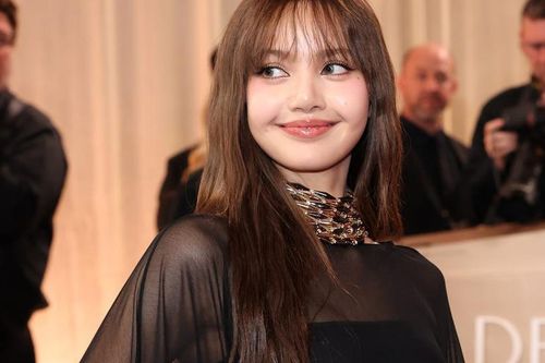 Lisa (BLACKPINK) gây chú ý tại thảm đỏ Quả cầu vàng 2026