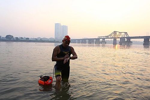 Người Hà Nội vẫn xuống sông Hồng bơi dù đang giữa mùa đông rét buốt