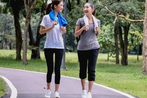 Đi bộ ngoài trời với đi bộ trên máy: Đâu là 'chân ái' cho hành trình giảm cân của bạn?