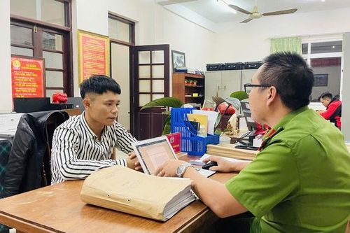 Người phụ nữ bán bánh bèo bị cướp sạch tiền và điện thoại
