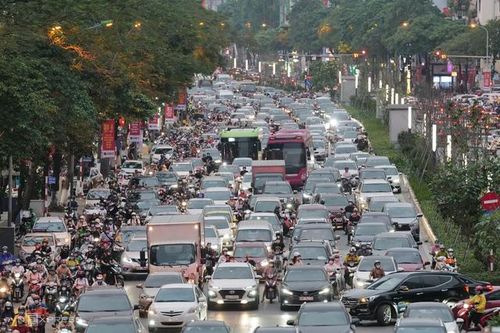 Hà Nội sẽ công bố cụ thể các tuyến đường hạn chế xe xăng dầu trong vùng phát thải thấp