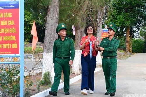 Ấm áp tình quân dân trên đảo Hòn Chuối