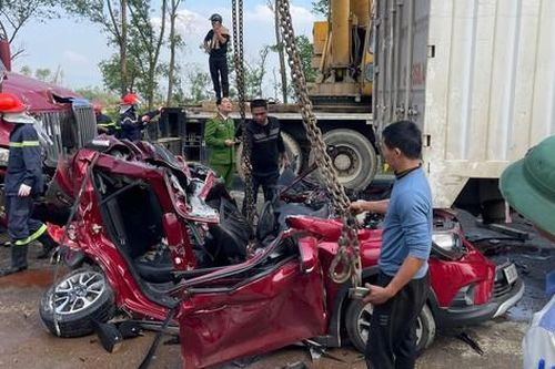 Clip: Xe con bẹp dúm kẹt dưới gầm xe tải sau tai nạn liên hoàn ở Hà Tĩnh