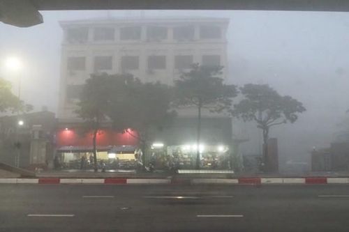 Sương mù bao phủ dài ngày ở miền Bắc, cảnh báo thời tiết nguy hiểm trên biển