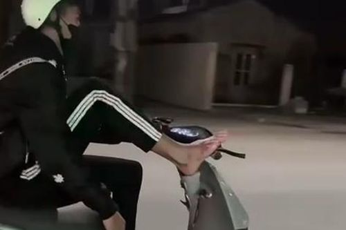 Nam sinh lớp 11 dùng một chân điều khiển xe máy điện trong đêm