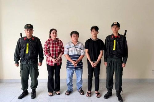 Bắt giam chủ cơ sở cùng nhân viên sản xuất 800 tấn mì trộn hóa chất