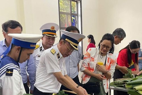 Gói bánh chưng đón Tết sớm ở đảo Nam Du