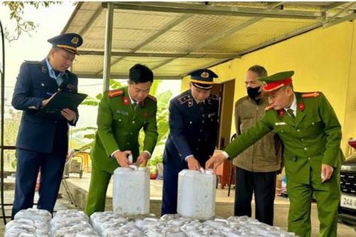 Lào Cai: Phát hiện cơ sở sản xuất, kinh doanh hơn 2.000 lít rượu trái phép