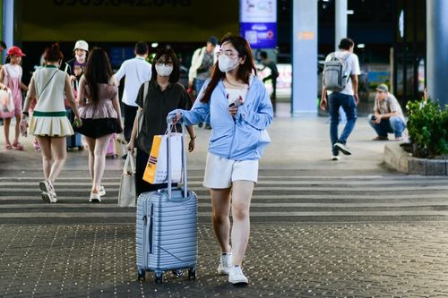 Vì sao chả lụa, thịt hộp trong vali khách Việt bị 'chặn' ở nước ngoài?