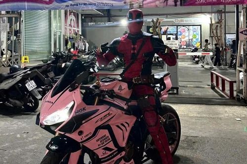 Người đàn ông hóa trang Deadpool chạy xe trên đường ở TP.HCM