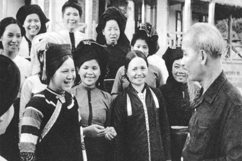 Chủ tịch Hồ Chí Minh ký Sắc lệnh công bố Luật Hôn nhân và Gia đình