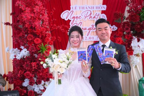Cặp đôi ở Hà Tĩnh bất ngờ nhận lời chúc phúc đặc biệt trong lễ thành hôn