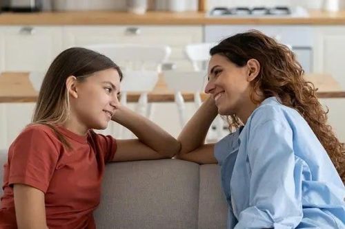 Cha mẹ chọn 'làm bạn' với con để giữ kết nối trong thời hiện đại