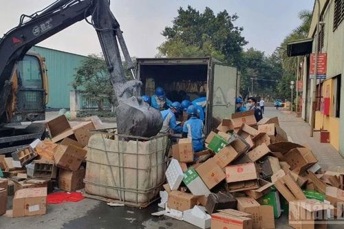 Hưng Yên tiêu hủy hơn 2.000 chai rượu nhập lậu