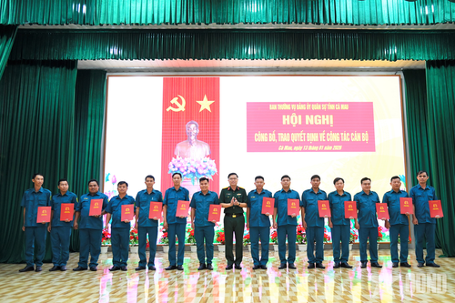 Cà Mau: Trao Quyết quyết định miễn nhiệm chỉ huy trưởng ban CHQS xã, phường