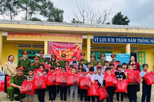 Mang quà Tết đến nhân dân và học sinh vùng cao