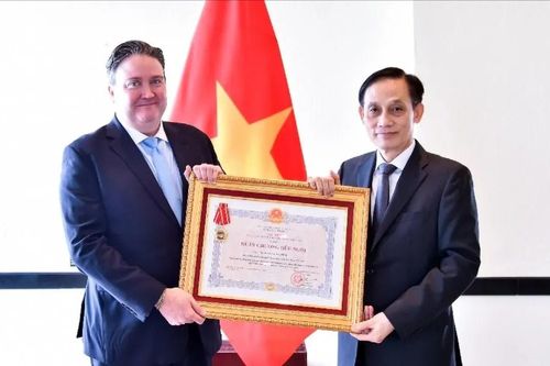 Trao Huân chương Hữu nghị cho Đại sứ đặc mệnh toàn quyền Hoa Kỳ tại Việt Nam Marc Evans Knapper