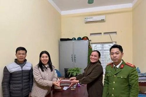 Đi lễ đầu năm nhặt được 183 triệu đồng, người phụ nữ mang thẳng đến công an