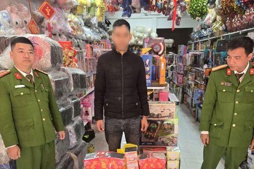 Cửa hàng tạp hóa, tiệm sửa điện thoại ở Phú Thọ bán pháo hoa trái phép