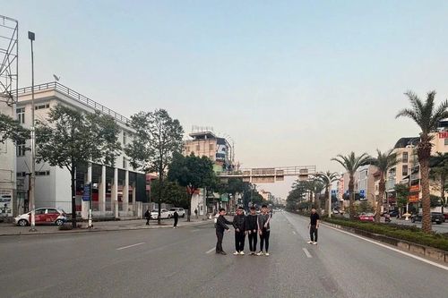 Bắt nhóm thanh thiếu niên dùng bình xịt hơi cay cướp xe máy ở Hà Nội