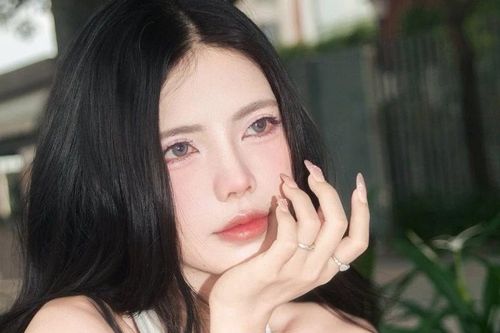 Mai Dora diện váy ngắn khoe chân dài, fan 'đổ gục'