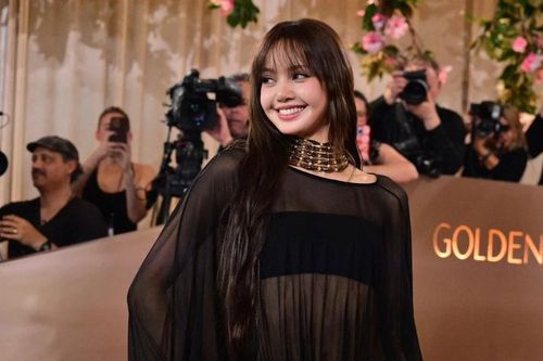 Lisa (BLACKPINK) ghi điểm với trang phục xuyên thấu, đầy sang trọng và cuốn hút