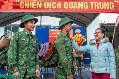 Những người lính quân hàm xanh đã để lại tình cảm sâu sắc trong lòng nhân dân vùng lũ