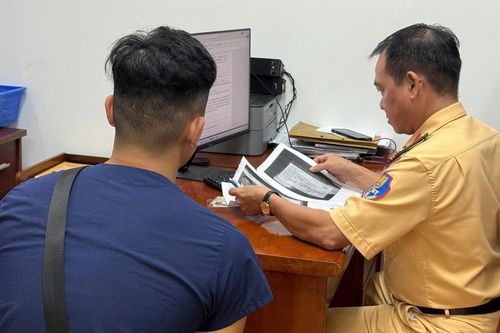 Mặc đồ hóa trang lái mô tô 'làm trò' giữa phố, nam thanh niên bị phạt hơn 12 triệu đồng