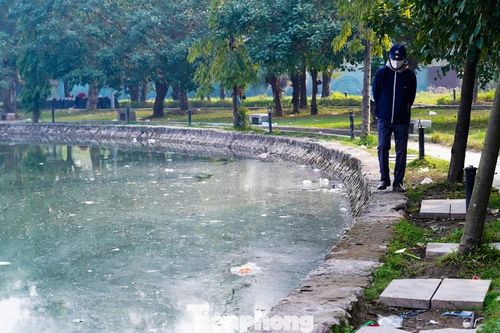 Công viên hồ điều hòa Mai Dịch ô nhiễm, tràn ngập rác thải