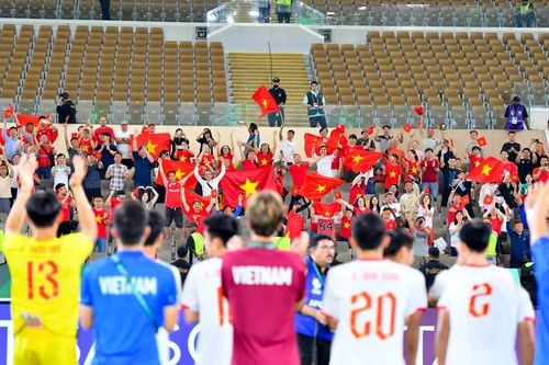 Khoảnh khắc đáng yêu: U23 Jordan 'chặn đường' cảm ơn U23 Việt Nam sau trận thắng Saudi Arabia