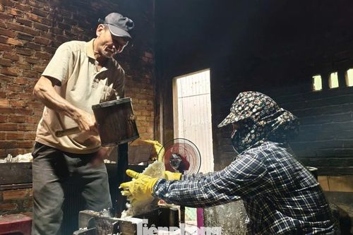 Về làng bánh nổ xứ Quảng, nghe mùa Tết 'gõ' nhịp búa gỗ