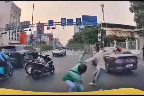 Hai người đàn ông 'tỉ thí võ thuật' giữa đường phố TPHCM