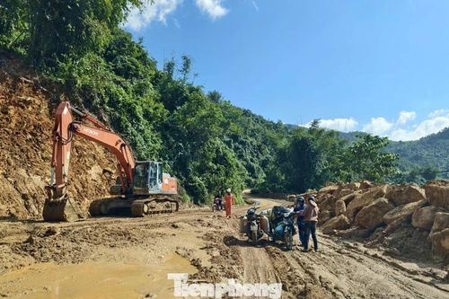 Giao thông vùng cao Quảng Ngãi khẩn trương khắc phục hậu quả mưa lũ trước Tết