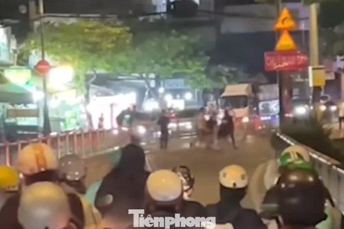 Hàng chục đối tượng tụ tập giải quyết mâu thuẫn bằng mã tấu trên đường phố TPHCM