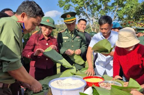 'Xuân Biên phòng - Ấm lòng dân bản' mang Tết đến vùng biên Quảng Trị