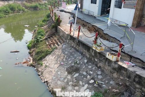Cận cảnh điểm sạt lở nguy hiểm trên đê sông Pheo