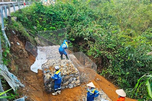Huế: Bao giờ khắc phục xong sạt lở Quốc lộ 49?
