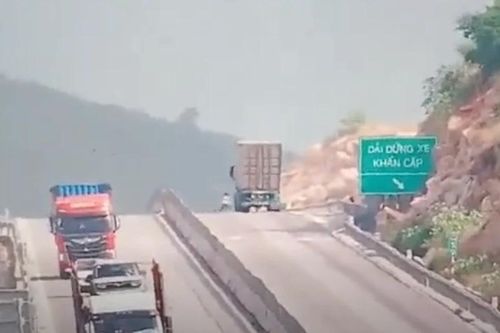Kịp thời ngăn chặn ba em nhỏ chạy nhảy trên cao tốc Cam Lâm - Vĩnh Hảo