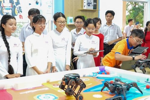 Khi học sinh lần đầu chạm tay vào robot