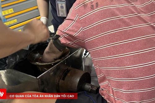 Bị cuốn nát bàn tay khi vệ sinh máy xay thịt