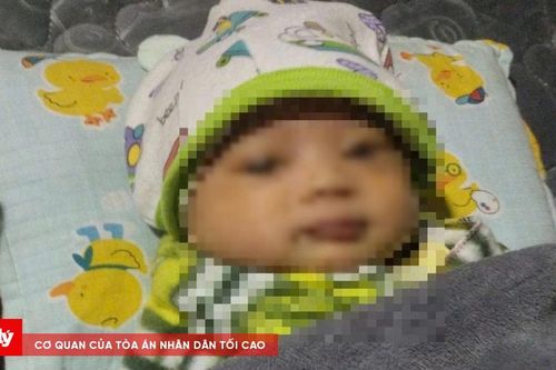 Phát hiện bé gái sơ sinh bị bỏ rơi trước cổng sân bóng