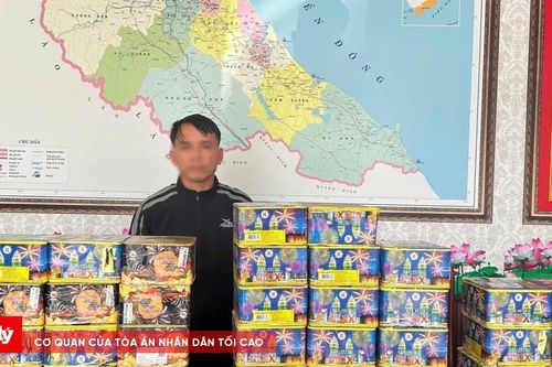 Mua pháo nổ về cất dấu để bán kiếm lời