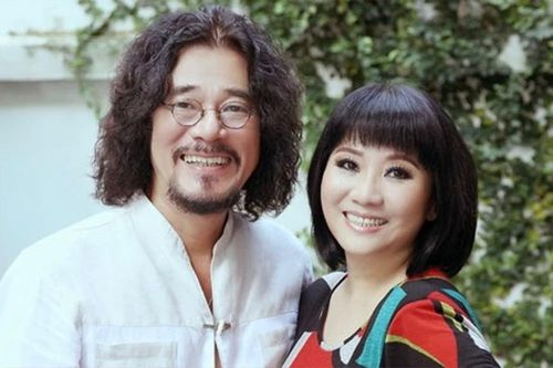 Hôn nhân 35 năm ngọt ngào 'như lúc mới yêu' của vợ chồng Cẩm Vân - Khắc Triệu