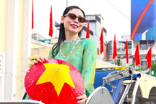 Người dân đổ xô diện áo dài chụp ảnh, check-in chợ Bến Thành dịp cận Tết