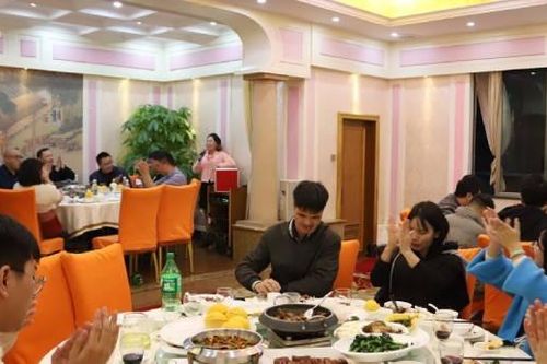 Thầy chủ nhiệm xuất hiện, buổi họp lớp tưởng cay đắng hóa ký ức ấm lòng