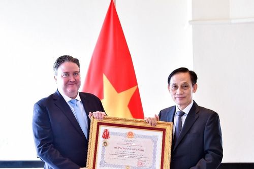 Đại sứ Mỹ Marc Knapper nhận Huân chương Hữu nghị