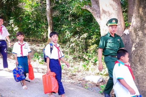 Lớp học tình thương trên đảo Hòn Chuối