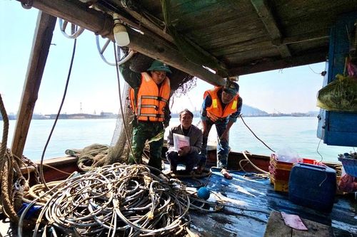 Phát hiện, xử phạt chủ tàu cá tàng trữ công cụ khai thác thủy sản phép